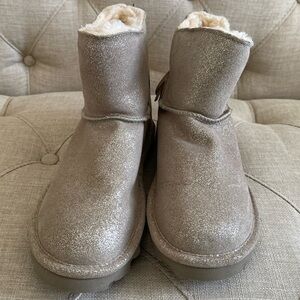 Women’s BearPaw Glittery Gold/ Tan Boots Size 7 NWT